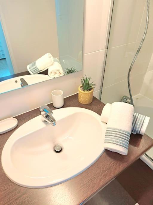 Le Valmy: Appartement Lumineux Au Pied Du Metro Lyon Ngoại thất bức ảnh